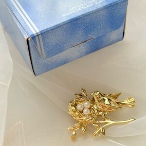 Vintage Avon 1992 Mother’s Love Bird Nest Brooch Gold Pearl Eggs Figural NIB